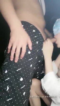 【校花学妹初下海】扎着两个辫子颜值不错妹子，户外野战口交后入抽插，抬腿栏杆上操呻吟娇喘 截图6
