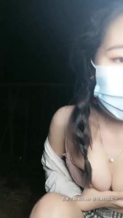 【校花学妹初下海】扎着两个辫子颜值不错妹子，户外野战口交后入抽插，抬腿栏杆上操呻吟娇喘 截图8