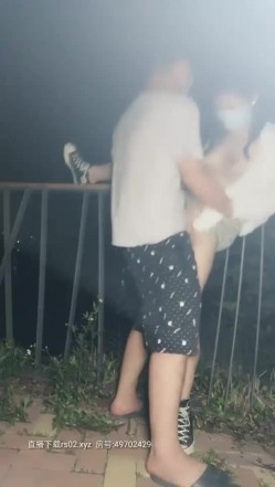 【校花学妹初下海】扎着两个辫子颜值不错妹子，户外野战口交后入抽插，抬腿栏杆上操呻吟娇喘 截图13