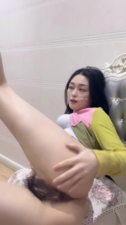 最新快手泄密！露脸风骚多毛骚少妇【糯米】高价定制，脸穴同框自X特写 截图5