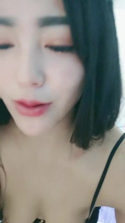 情趣耳朵刚下海风骚御姐，撩起牛仔短裙，翘起屁股镜头前扭动，简直完美极度诱惑，掏出奶子揉捏，就是小逼有点黑 截图3