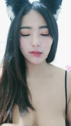 情趣耳朵刚下海风骚御姐，撩起牛仔短裙，翘起屁股镜头前扭动，简直完美极度诱惑，掏出奶子揉捏，就是小逼有点黑 截图8