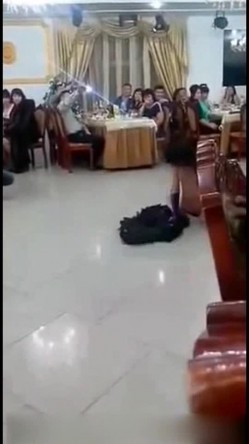 貌似婚庆喜宴一边等吃饭一边看裸舞还抓了个小哥上去坐椅子上模拟做爱镜头前的阿姨捂口大笑 截图2