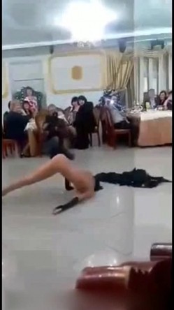 貌似婚庆喜宴一边等吃饭一边看裸舞还抓了个小哥上去坐椅子上模拟做爱镜头前的阿姨捂口大笑 截图3