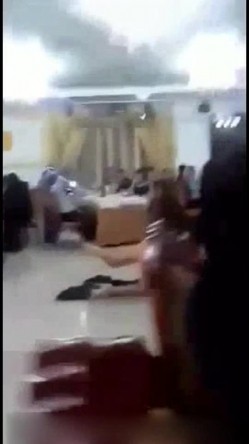 貌似婚庆喜宴一边等吃饭一边看裸舞还抓了个小哥上去坐椅子上模拟做爱镜头前的阿姨捂口大笑 截图5