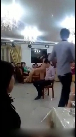 貌似婚庆喜宴一边等吃饭一边看裸舞还抓了个小哥上去坐椅子上模拟做爱镜头前的阿姨捂口大笑 截图10