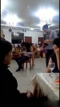 貌似婚庆喜宴一边等吃饭一边看裸舞还抓了个小哥上去坐椅子上模拟做爱镜头前的阿姨捂口大笑 截图13