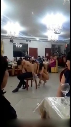 貌似婚庆喜宴一边等吃饭一边看裸舞还抓了个小哥上去坐椅子上模拟做爱镜头前的阿姨捂口大笑 截图15