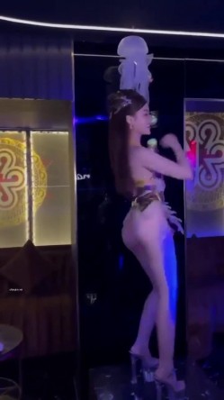 【KTV里那些事4】小姐姐们各种玩暗黑 靓丽公主激情裸舞 卖弄风骚逗老板开心 口交自慰打炮任意玩 有钱人的玩物 截图7