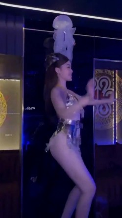 【KTV里那些事4】小姐姐们各种玩暗黑 靓丽公主激情裸舞 卖弄风骚逗老板开心 口交自慰打炮任意玩 有钱人的玩物 截图10