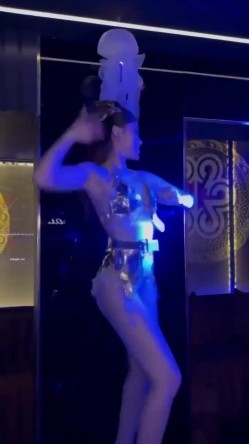 【KTV里那些事4】小姐姐们各种玩暗黑 靓丽公主激情裸舞 卖弄风骚逗老板开心 口交自慰打炮任意玩 有钱人的玩物 截图11