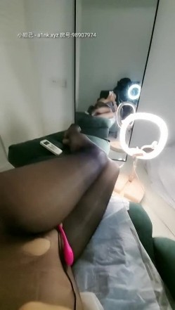 开档黑丝情趣护士露脸骚少妇自慰呻吟，跳弹摩擦阴蒂看淫水流出，自己揉捏奶头呻吟，表情好骚精彩不要错过 截图9