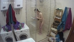 浴室日常偷拍 最萌身高差的小两口喜欢在浴室洗鸳鸯浴 顺便打个水炮 在玻璃浴室里干有种别样的刺激 截图5