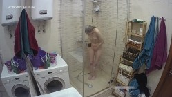 浴室日常偷拍 最萌身高差的小两口喜欢在浴室洗鸳鸯浴 顺便打个水炮 在玻璃浴室里干有种别样的刺激 截图7