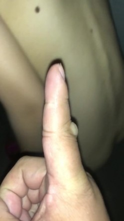 小母狗非得羞辱才舒服，一分钟的滚烫二氧化碳 灌热她骚洞，再到楼梯间露出做爱！ 截图13