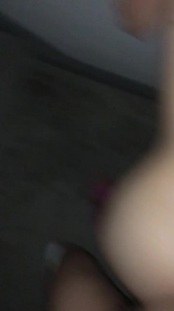 小母狗非得羞辱才舒服，一分钟的滚烫二氧化碳 灌热她骚洞，再到楼梯间露出做爱！ 截图16