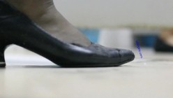 大型购物中心内部女厕偷拍 多位黑丝美女店员的各种极品美鲍鱼 截图2