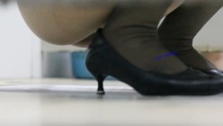 大型购物中心内部女厕偷拍 多位黑丝美女店员的各种极品美鲍鱼 截图16