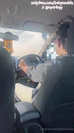 泰国零零后巨乳淫欲痴女「babynookie」OF露脸性爱私拍 巨骚！户外露出商场厕所自慰单男约炮 截图1