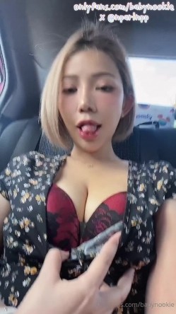泰国零零后巨乳淫欲痴女「babynookie」OF露脸性爱私拍 巨骚！户外露出商场厕所自慰单男约炮 截图3