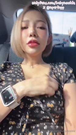 泰国零零后巨乳淫欲痴女「babynookie」OF露脸性爱私拍 巨骚！户外露出商场厕所自慰单男约炮 截图8