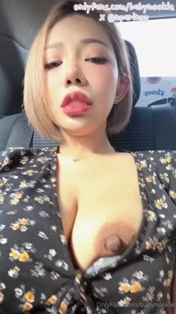 泰国零零后巨乳淫欲痴女「babynookie」OF露脸性爱私拍 巨骚！户外露出商场厕所自慰单男约炮 截图13