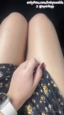 泰国零零后巨乳淫欲痴女「babynookie」OF露脸性爱私拍 巨骚！户外露出商场厕所自慰单男约炮 截图16
