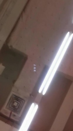 街头抄底偸拍大师无内作品臻选步行街地铁大卖场漂亮小姐姐真空无内逛街好凉快 截图6