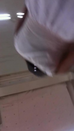 街头抄底偸拍大师无内作品臻选步行街地铁大卖场漂亮小姐姐真空无内逛街好凉快 截图7