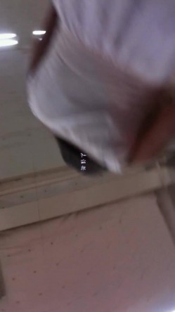 街头抄底偸拍大师无内作品臻选步行街地铁大卖场漂亮小姐姐真空无内逛街好凉快 截图11
