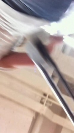 街头抄底偸拍大师无内作品臻选步行街地铁大卖场漂亮小姐姐真空无内逛街好凉快 截图16