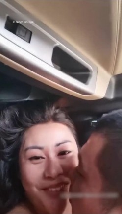 极品披肩美骚妇『哭了会怀孕』首次户外啪啪与炮友大街上车震 黑丝骚货挺会玩 深喉爆操淫语浪叫求大J8干死她 截图3