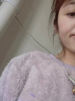 穷人女神富人母狗，颜值气质天花板奶茶【你的阿莓】土豪定制，自抠放尿大姨妈洗澡各种展示极度反差 截图12