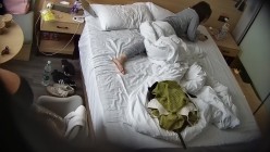 大学城民宿 吃了个泡面就上床 刚躺一会就开始动手动脚 大哥性致很高 梅开二度还内射 截图4