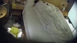 大学城民宿 吃了个泡面就上床 刚躺一会就开始动手动脚 大哥性致很高 梅开二度还内射 截图9