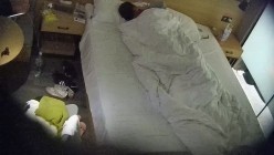 大学城民宿 吃了个泡面就上床 刚躺一会就开始动手动脚 大哥性致很高 梅开二度还内射 截图10