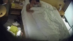 大学城民宿 吃了个泡面就上床 刚躺一会就开始动手动脚 大哥性致很高 梅开二度还内射 截图13