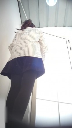 美女如云街边女公厕真实偷拍多位小姐姐方便，近景特写后位双洞清晰可见，同步露脸 截图9