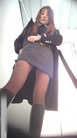 美女如云街边女公厕真实偷拍多位小姐姐方便，近景特写后位双洞清晰可见，同步露脸 截图11