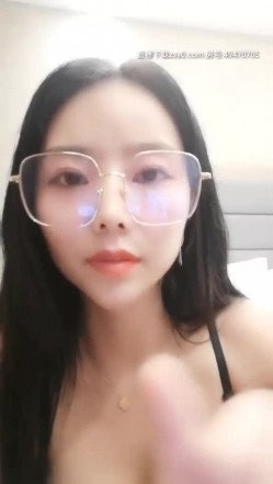 苏妲己姐妹眼镜大奶妹子两女一男双飞，摸奶口交高跟鞋椅子上骑坐两个妹子换着操 截图1