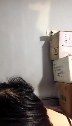 颜值不错贫乳萌妹子第六部 玩SM手铐小皮鞭带毛毛虫指套扣逼不要错过 截图1