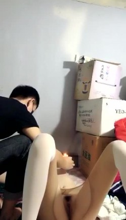 颜值不错贫乳萌妹子第六部 玩SM手铐小皮鞭带毛毛虫指套扣逼不要错过 截图3