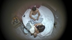 酒店偷拍 乖乖女学生掏出书包内藏的情趣黑丝疯狂深蹲爱拍摄胖男 截图11