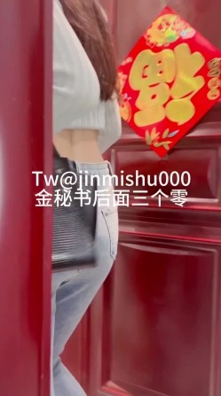 《最新流出 ️露出女神》极品大长腿苗条身材阴钉骚妻【金秘书】福利3，公园超市各种人前露出放尿啪啪紫薇 截图1