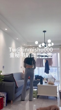 《最新流出 ️露出女神》极品大长腿苗条身材阴钉骚妻【金秘书】福利3，公园超市各种人前露出放尿啪啪紫薇 截图2