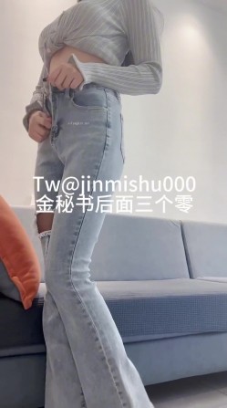 《最新流出 ️露出女神》极品大长腿苗条身材阴钉骚妻【金秘书】福利3，公园超市各种人前露出放尿啪啪紫薇 截图4