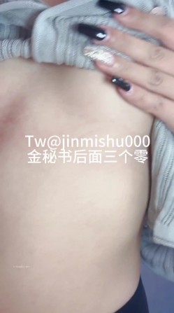 《最新流出 ️露出女神》极品大长腿苗条身材阴钉骚妻【金秘书】福利3，公园超市各种人前露出放尿啪啪紫薇 截图14