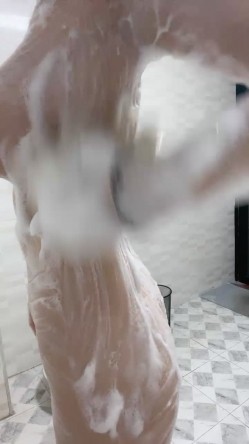 爆炸身材G奶小姐姐，腰细胸大，简直完美，翘起大肥臀，浴室湿身诱惑，极度诱惑 截图9