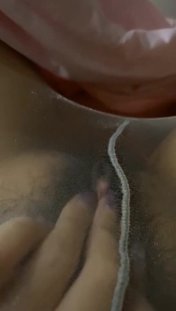 艺校毕业漂亮美女丝模雨馨宾馆被摄影师潜规则透明丝袜大屁股是个大排量的好车 截图13
