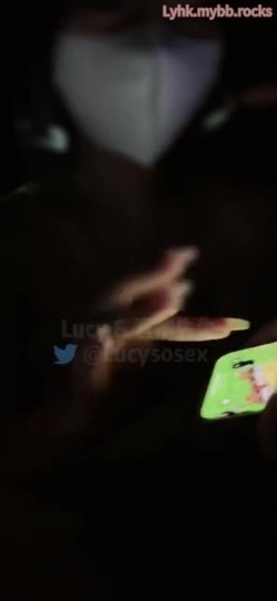 刺激淫妻露出 淫妻车内完全露出了，代驾师傅开车进来整个人震惊了！整个人语无伦次，让他摸又不敢，真是个怂货 截图3